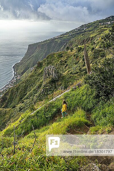 Wanderin auf Wanderweg  Miradouro da Raposeira  Steilklippen  Küste und Meer  Paul do Mar  Madeira  Portugal  Europa