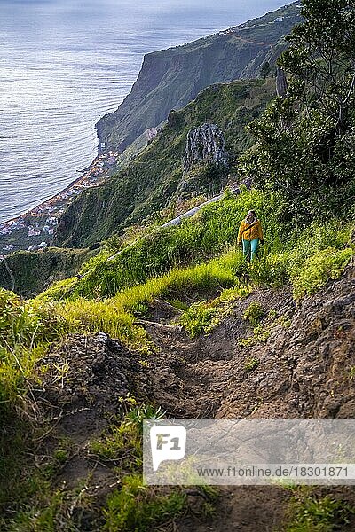 Wanderin am Miradouro da Raposeira  Steilklippen  Küste und Meer  Paul do Mar  Madeira  Portugal  Europa
