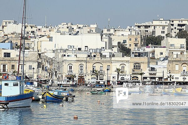 Fischerhafen Marsaxlokks  vorn das Mittelmeer  Malta  Maltesische Inseln  Europa