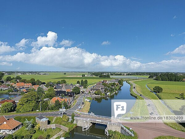 Luftaufnahme mit Blick über die drei Deiche Huygendijk  Drechterlandsedijk und Schermerdijk  Ursem  Nordholland  Niederlande  Europa