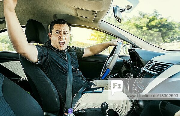 Ungeduldiger Fahrer schreit. Wütend Fahrer schreit in seinem Auto  gestresste Fahrer Mann schreit auf andere Fahrer  Konzept der ungeduldigen Fahrer schreien
