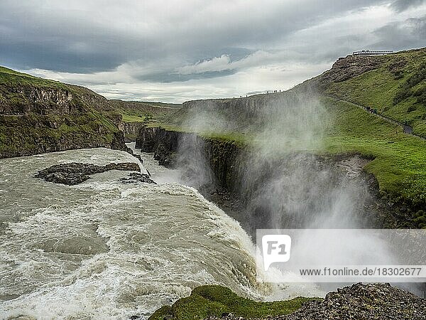 Gischt vom Wasserfall Gullfoss  Schlucht vom Fluss Hvítá  Island  Europa