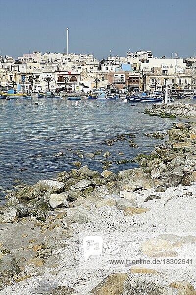 Traditionelle Boote im Fischerhafen  vorn das Mittelmeer  Marsaxlokks  Malta  Maltesische Inseln  Europa