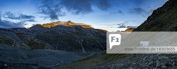 Tschierva Hütte über Val Rosegg und Engadiner Bergen bei blauer Stunde  St Moritz  Engadin  Graubünden  Schweiz  Europa