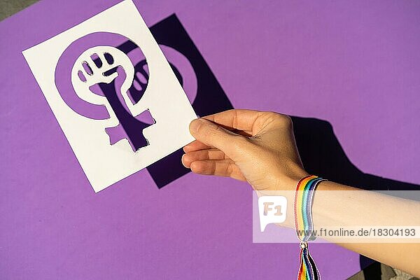 Eine Frau hält eine Zeichnung in einer Rechtfertigung zugunsten der Gleichheit zwischen Männern und Frauen  lila Hintergrund  kämpfen zugunsten der Frauen  Female Force