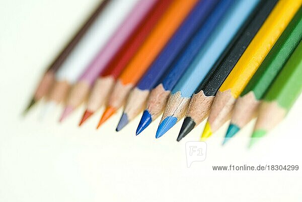 Reihe von Buntstiften  mit selektivem Fokus auf den hellblauen Stift
