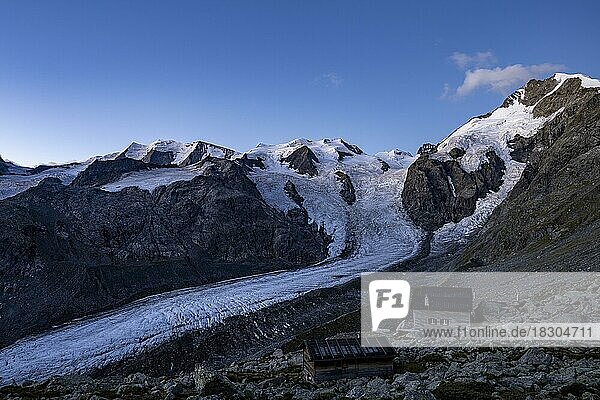 Morteratsch Gletscher mit Boval Hütte in Bernina Gruppe bei Sonnenaufgang  St Moritz  Engadin  Graubünden  Schweiz  Europa