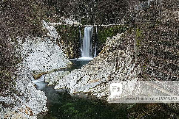 Wasserfall im Fluss Breggia  Gesteinsschichten  Geopark Gole della Breggia  Tessin  Schweiz  Europa