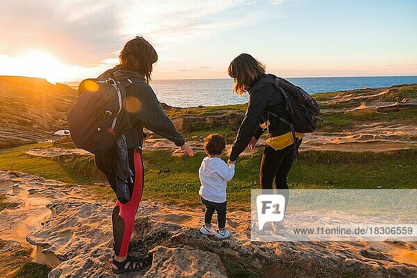 Zwei Frauen mit einem Kind an der Küste des Berges Jaizkibel in der Nähe von San Sebastian  Pais Vasco