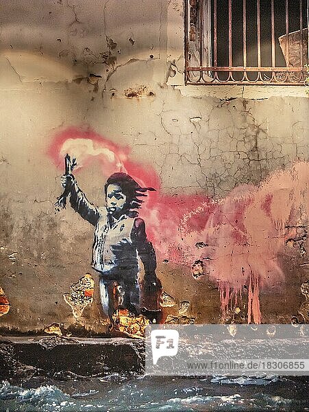 Venice Migrant Child  zum Fluechtlingsthema  2020  Banksy  Ausstellung über den Street-Art-Künstler  Mülheim  Deutschland  Europa