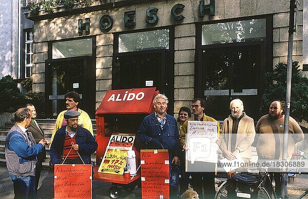 Langzeitarbeitslose  hier am 27.10.1989 in Dortmund vor der Hauptverwaltung der Hoesch AG  demonstrieren gegen ihre Arbeitslosigkeit  DEU  Deutschland  Europa