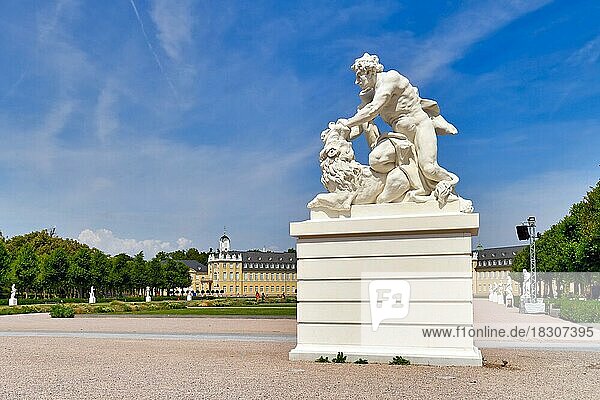 Skulptur von Samson  der mit bloßen Händen einen Löwen tötet  vor dem Schlossgarten  Karlsruhe  Deutschland  Europa