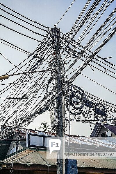 Chaotische Stromverkabelung auf der Insel Ko Phi Phi  Phuket  Thailand  Asien