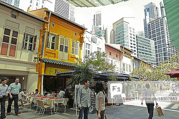 Alte Handelshäuser mit Restaurants vor monumentalen Wolkenkratzern  Singapur  Asien