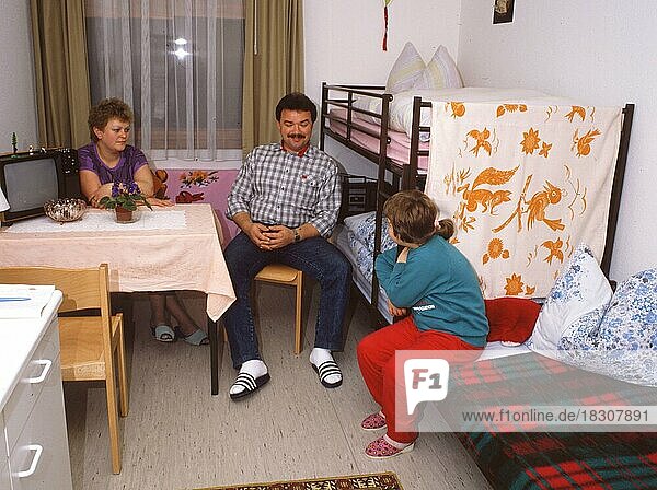 Nach der Wende kamen ca. 344.000 Uebersiedler aus der DDR  hier am 13.11.1989 in der Landestelle fuer Aussiedler und Fluechtlinge als erste Station in der Bundesrepublik  an  DEU  Deutschland  Unna  Europa