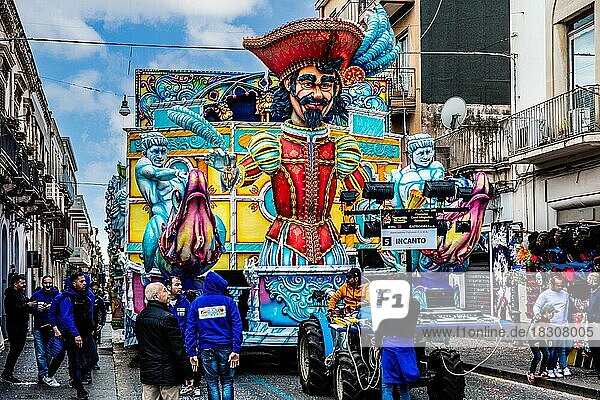 Schoenster Karneval in Sizilien  Parade allegorischer und blühender Wagen  Acireale  Sizillien  Acireale  Sizilien  Italien  Europa