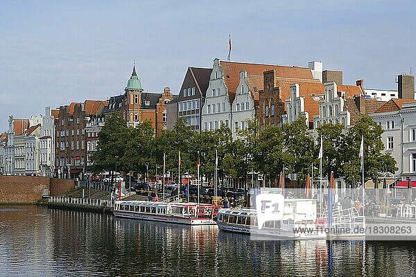 Gebäude der Altstadt und Schiffe an der Stadttrave  Lübeck  UNESCO-Weltkulturerbe  Schleswig-Holstein  Deutschland  Europa