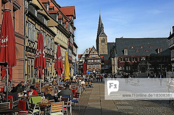 Marktplatz hinten die Marktkirche Sankt Benedikti und das Rathaus  Quedlinburg  Sachsen-Anhalt  Deutschland  Europa