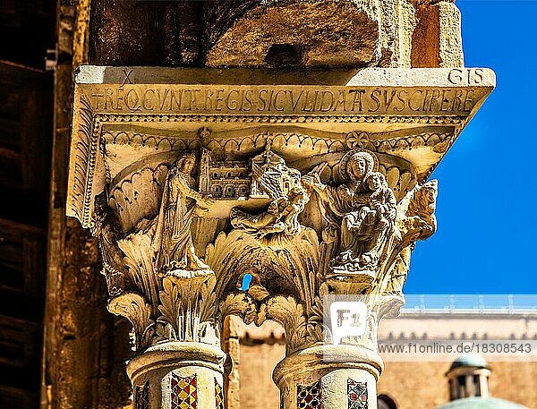 Kreuzgang mit 228 unterschiedlich gestalteten Doppelsaulen  Kapitelle mit Reliefs aus der Bibel oder symbolische christliche und islamische Darstellungen  Kathedrale von Monreale  Santa Maria Nuova  Sizillien  Monreale  Sizilien  Italien  Europa