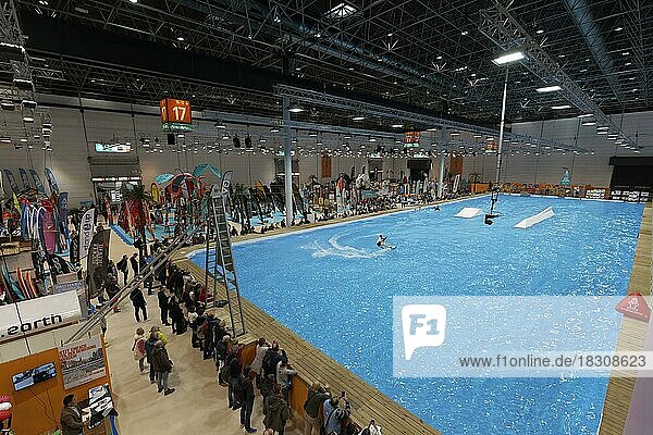 Messehalle mit Indoor-Pool für Wakeboard  Wassersportmesse Boot  Düsseldorf  Nordrhein-Westfalen  Deutschland  Europa
