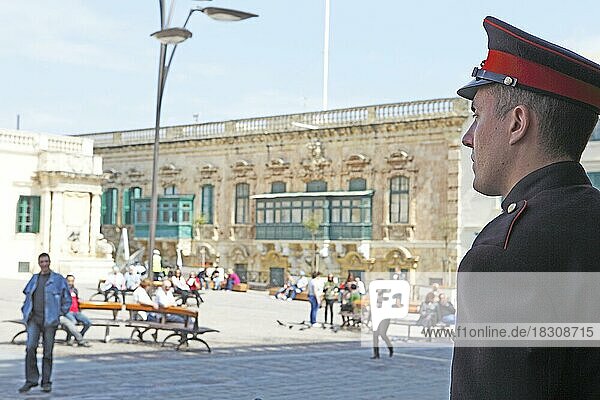 Guard at the Grand Masters Palace at Misrah San Gorg  Valetta  Malta  Maltese Islands  Europe