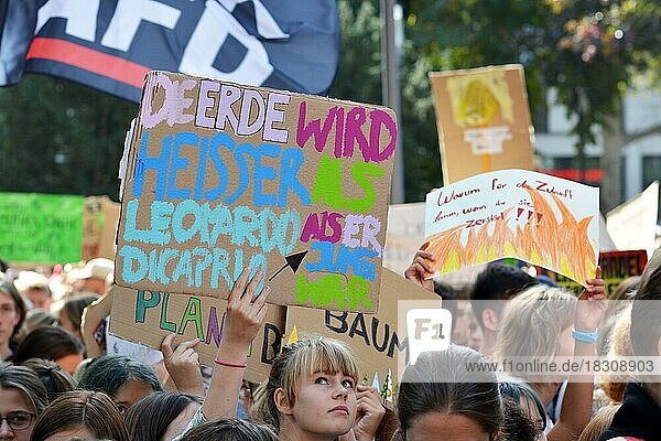 Protestschild mit der Aufschrift Die Erde wird heißer als Leonardo DiCaprio in seiner Jugend  hochgehalten von jungen Menschen während des Global Climate Strike  Fridays for future  Heidelberg  Deutschland  Europa