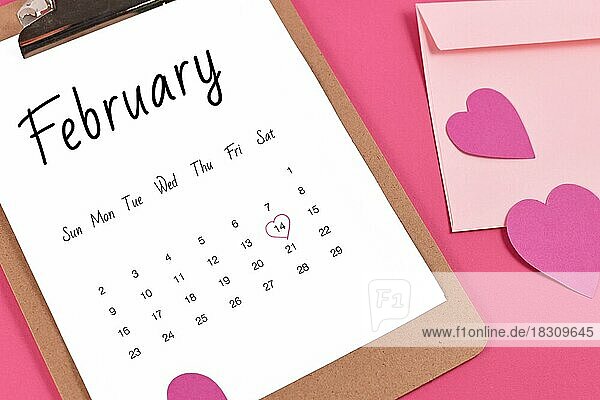 Februar Kalenderblatt mit Valentinstag am 14. markiert mit Herz umgeben von Herzen und Liebe Brief auf rosa Hintergrund