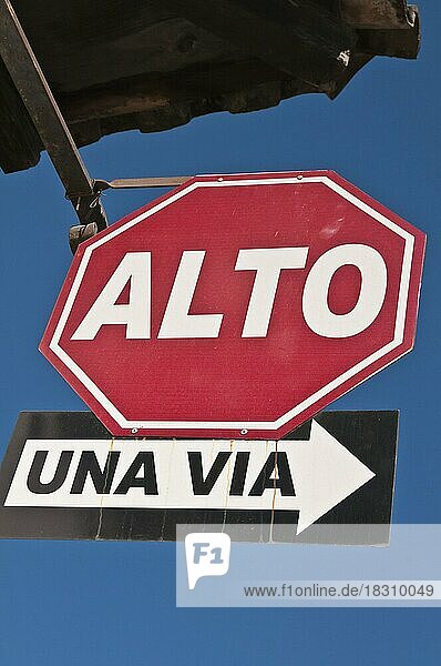 Straßenschilder  Stop und Einbahnstraße  Antigua  Guatemala  Mittelamerika