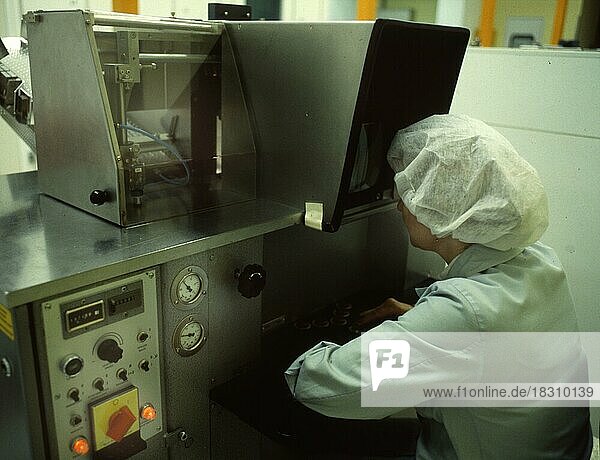 Die Dura-Chemie produziert  hier am 01.06.1990 in Wolfsratshausen  für die Medizin Medikamente  DEU  Deutschland  Europa
