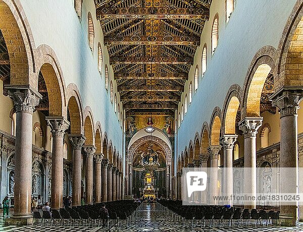 Laengshaus  Kathedrale Maria SS. Assunta  mit groesster mechanischer Uhr der Welt  12.Jhd.  Messina  Sizilien  Italien  Europa