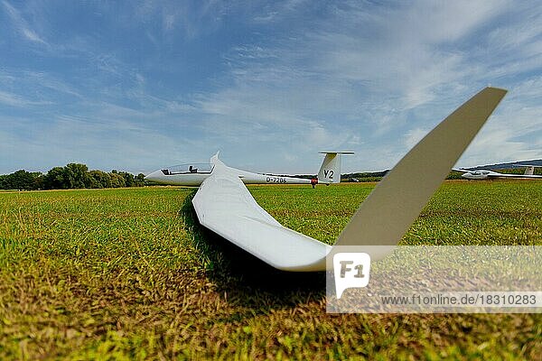 Segelflugzeug auf einer Landebahn