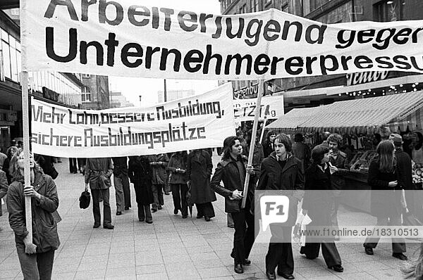 Mehrere hundert Lehrlinge  Schueler und Studenten demonstrierten gemeinsam gegen Lehrstellenabbau und Jugendarbeitslosigkeit am 15.03.1975 in Essen  Deutschland  Europa