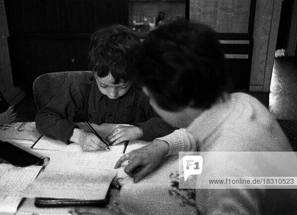 Der Alltag einer Familie eines Arbeiters mit drei Kindern am 18. 4. 1972 in Gelsenkirchen. Hausaufgaben der Schulkinder  Deutschland  Europa