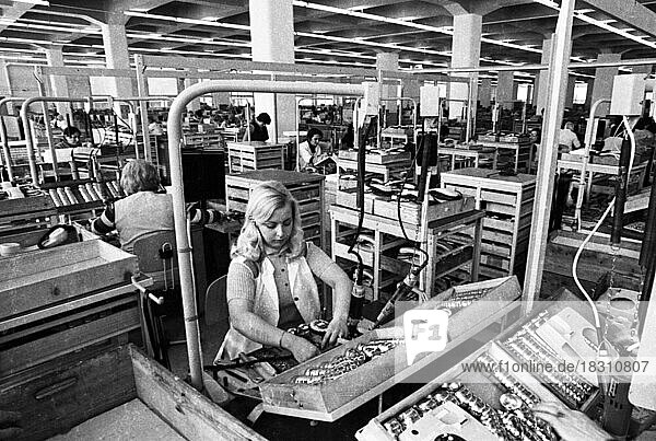 Women's workplaces at Siemens on 22. 11. 1973 during the production of telephone sets in Bocholt  Germany  Europe