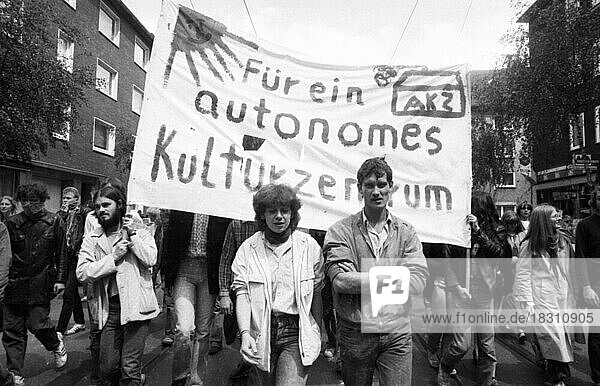 Autonome Gruppen der linken Szene besetzten eine leer stehende Fabrik (Bo-Fabrik) und demonstrierten fuer ein autonomes Kulturzentrum im Juli 1981  Deutschland  Europa