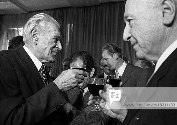 The senior member of the Communist Party of Germany (KPD/ DKP) Max Reimann celebrated his 75th birthday in Düsseldorf on 31 October 1973. As a member of the Parliamentary Council  he was involved in the drafting of the Basic Law at the time  but he refused to give it his approval. Max Reimann l. with Albert Norden (SED (r.)  Germany  Europe