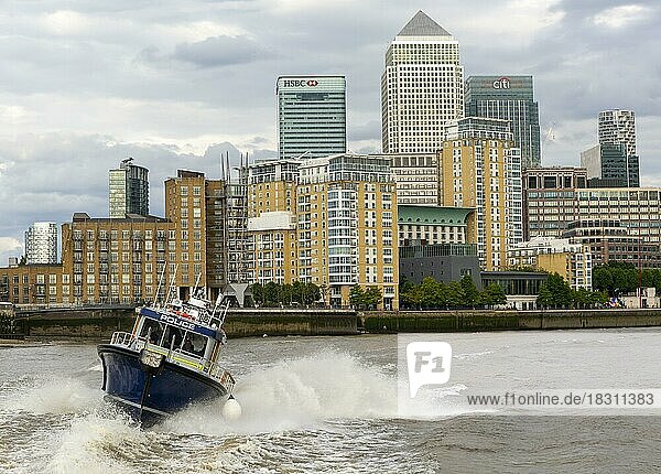 Schnellboot der Metropolitan Police fährt mit hoher Geschwindigkeit  Themse  Canary Wharf  London  England  UK