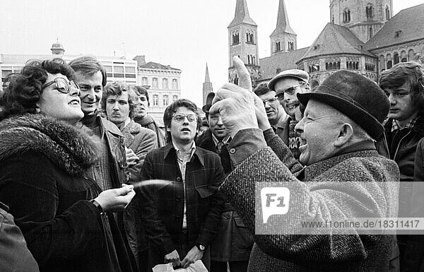 Mehrere hundert Frauen und einige Maenner wandten sich in Bonn am 15.2.1975 gegen den § 218 und fuer eine Fristenloesung mit Aktionen auf dem Muensterplatz  Diskussionen und einer Demonstration in Bonn.Bonner Buerger auf dem Muensterpülatz mit Demonstranten  Deutschland  Europa