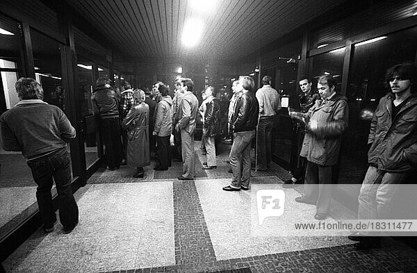 Andrang beim Arbeitsamt Dortmund in den fruehen Morgenstunden im Dezember 1981  Deutschland  Europa