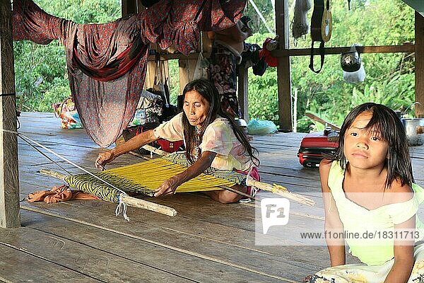 Indigenes Volk  Frau und Kind bei der Herstellung traditioneller Handwerkskunst in ihrem Dorf im Amazonas-Regenwald  Acre  Brasilien  Südamerika
