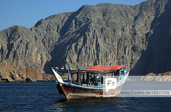Dhau in den Buchten von Musandam  Shimm-Meerenge  in der omanischen Enklave Musandam  Oman  Asien