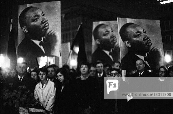 Mit Trauer und Protest reagierten Studenten und Professoren der Bonner Universitaet auf die Ermordung Martin Luther Kings in den USA am 5. 4. 1968 in Bonn  Deutschland  Europa