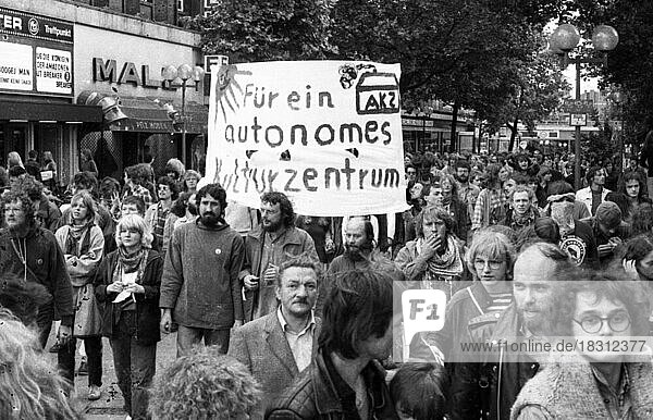 Autonome Gruppen der linken Szene besetzten eine leer stehende Fabrik (Bo-Fabrik) und demonstrierten fuer ein autonomes Kulturzentrum im Juli 1981  Deutschland  Europa