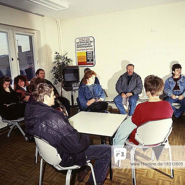 Ein Besuch in Neubrandenburg  hier am 29.11.1994  zeigt noch immer ein Bild der Nachwendezeit  insbesondere im Hinblick auf das Problem der Arbeitslosigkeit.Arbeitsamt. Arbeitslose  Deutschland  Europa