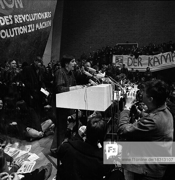 Der internationale Vietnamkongress 1968 und die anschließende Demo der Studenten der Technischen Universitaet Berlin und aus 44 Laendern war eines der wichtigen Ereignisse der 60er-Jahre und war praegend fuer die Studentenbewegung  . Rudi Duitschke am Rednerpult  Deutschland  Europa