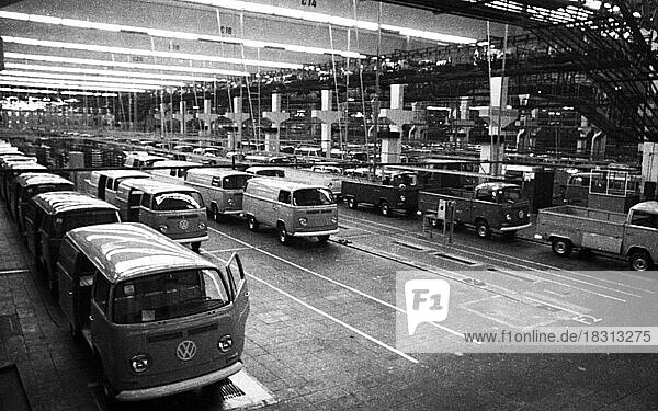 Das VW-Werk Hannover-Stoecken  hier am 7. 12. 1971  wurde mit der Produktion der Nutzfahrzeuge zeitweilig stillgelegt  Deutschland  Europa