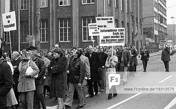 Gegen die Fusion gingen mehrere hundert Journalisten und Angestellte der Verlage des Zeitungen WAZ (Westdeutsche Allgemeine Zeitung) und NRZ (Neue Ruhr-Zeitung) aus Sorge um ihre Arbeitsplaetze und die Pressefreiheit am 27.10.1975 in Essen aus Protest auf die Strasse  Deutschland  Europa
