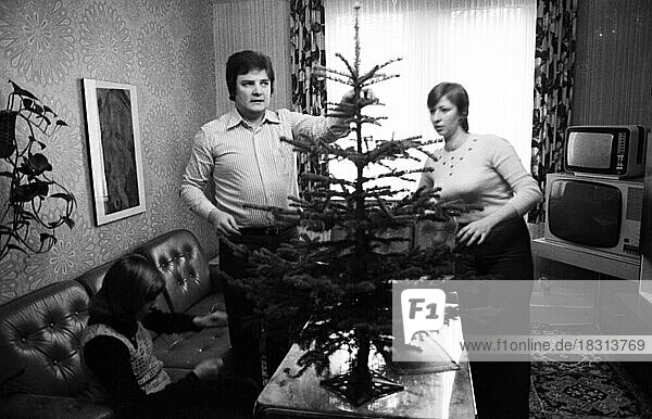 Arbeitslose beim Arbeitsamt Dortmund und Zuhause in Dortmund am 17.12.1974. Arbeistloser mit Kleinfamilie  Deutschland  Europa