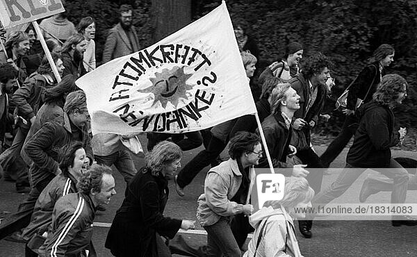 Mehr als 100.000 Menschen demonstrierten gegen Atomkraft am 14.100.1979 in Bonn  Deutschland  Europa