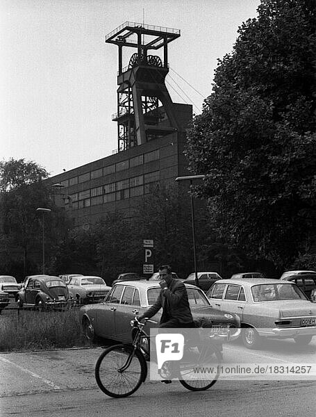 Zur letzten Schicht auf der Zeche Gustav in Dortmund im Jahre 1965 haben die Kumpel ihr Bündel gepackt  Deutschland  Europa